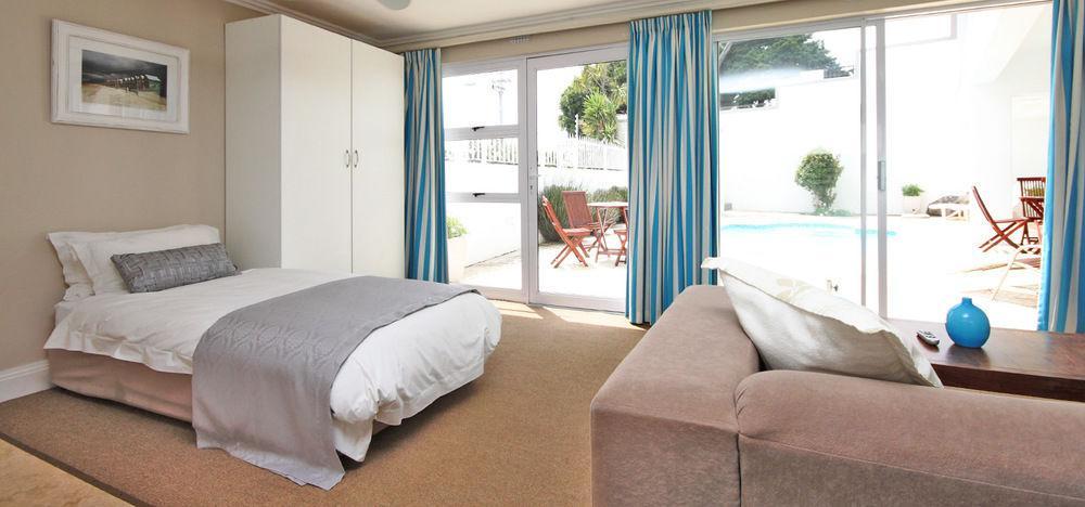 61 On Camps Bay Bed and Breakfast Kapstaden Exteriör bild