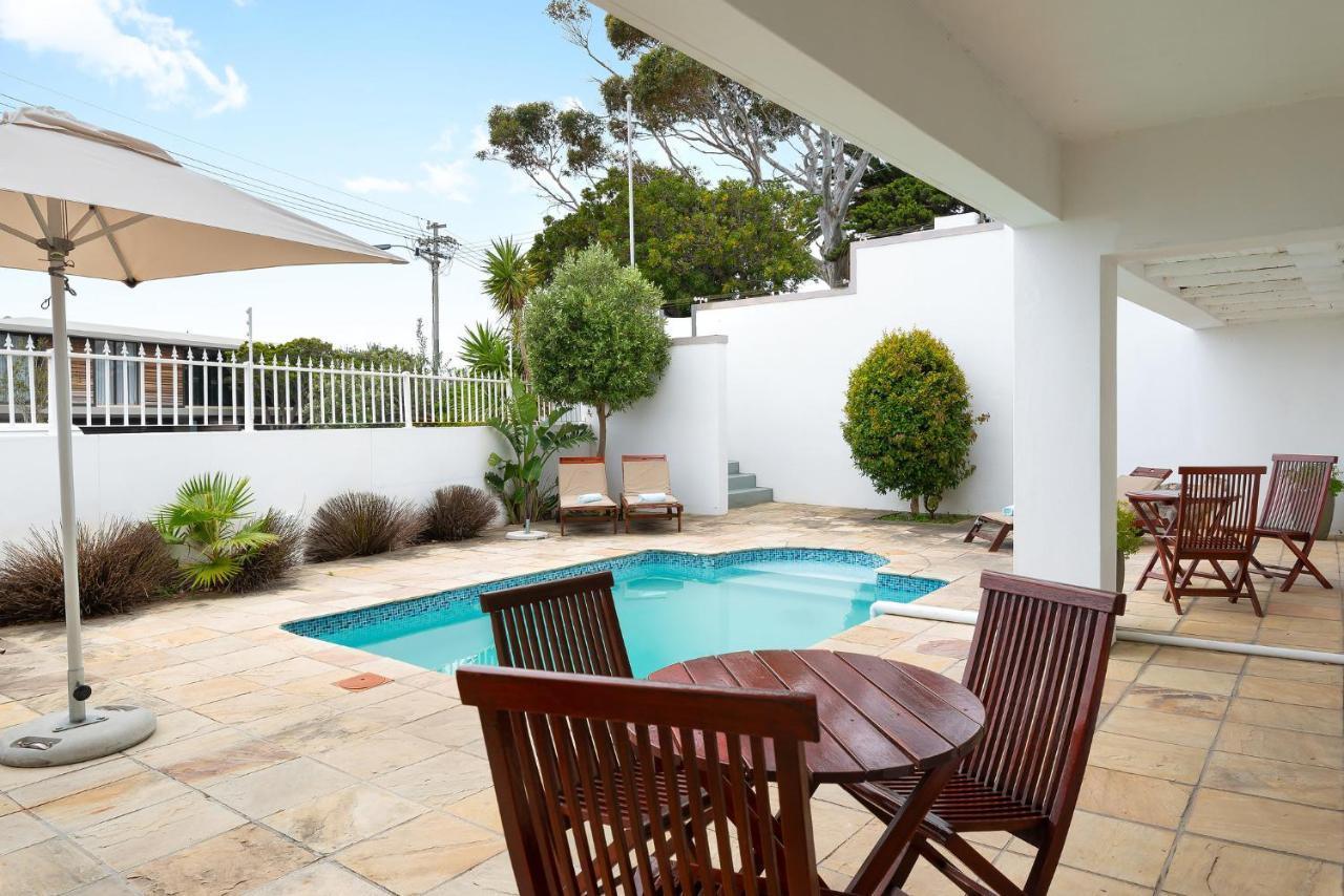 61 On Camps Bay Bed and Breakfast Kapstaden Exteriör bild